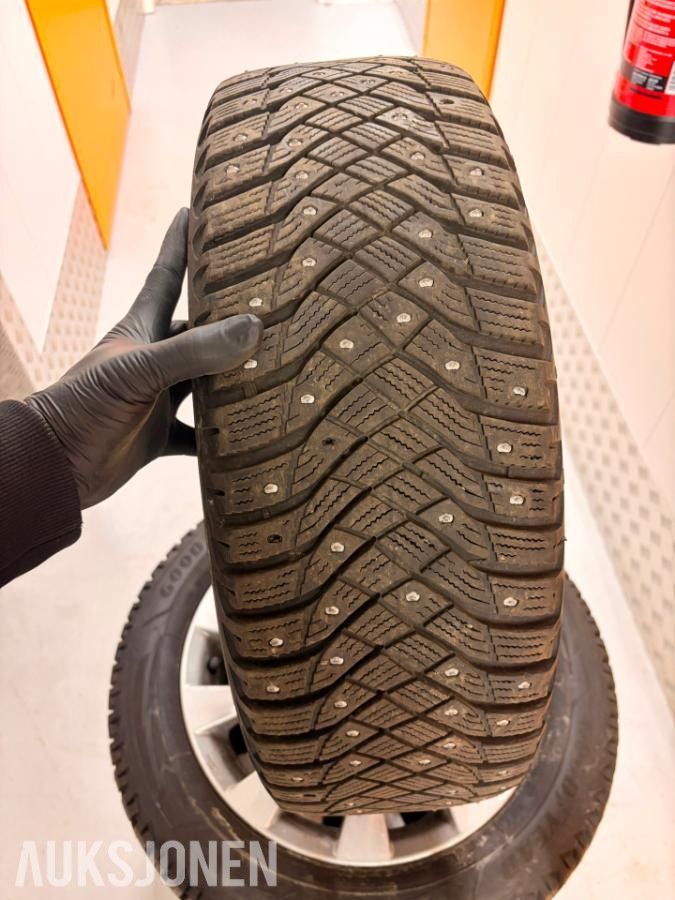 Lexus 16" felger m/ Goodyear piggdekk (205/55R16)
